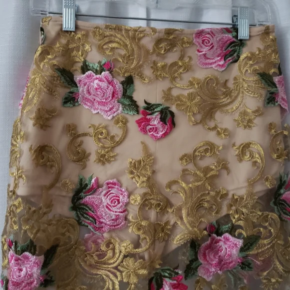 Medium Fashion Nova 2 Piece Set - Gold Lace With Pink Floral Print - Picture 7 of 11